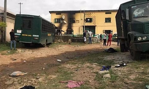 நைஜீரியாவில் கனமழையால் சேதமடைந்த சிறைச்சாலை: 100-க்கும் மேற்பட்ட கைதிகள் தப்பி ஓட்டம்