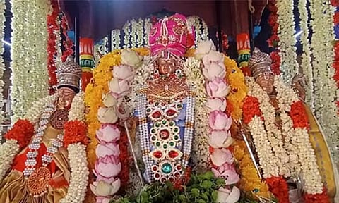 கள்ளழகர் பூ பல்லக்கில் எழுந்தருளும் நிகழ்வு: திரளான பக்தர்கள் தரிசனம்