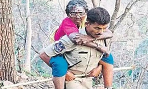 மூதாட்டியை முதுகில் சுமந்து சென்ற போலீஸ்காரர்- சமூக வலைத்தளங்களில் குவியும் பாராட்டு