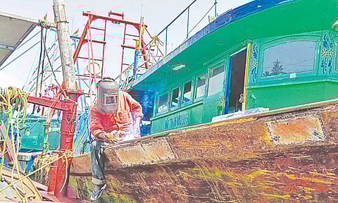 மீன்பிடி தடைக்காலம் அமல் : நாகையில் விசைப்படகுகள் பழுது நீக்கும் பணி தீவிரம்