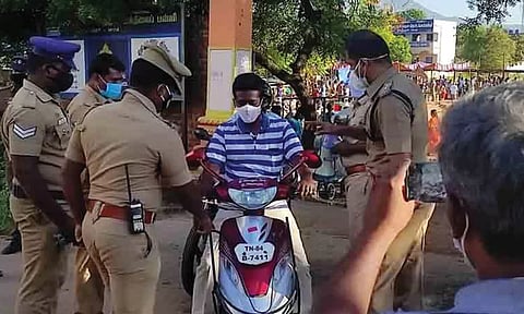 வாகனங்களில் தேவையற்ற ஸ்டிக்கர்கள் ஒட்ட கூடாது- போக்குவரத்து காவல்துறை எச்சரிக்கை