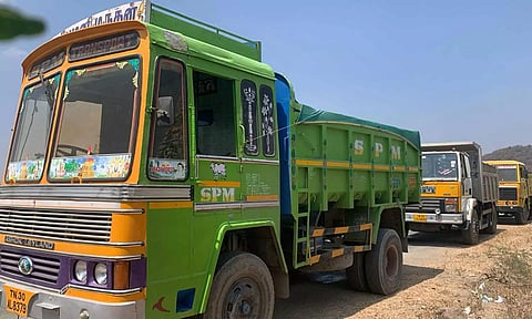 டிப்பர் லாரிகளை சிறை பிடித்து பொதுமக்கள் போராட்டம்