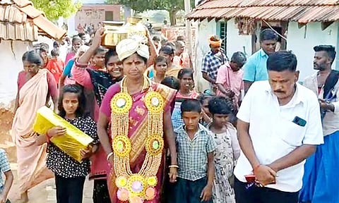 ஓய்வுபெற்ற அரசு பள்ளி தலைமை ஆசிரியைக்கு சீதனம் கொடுத்து வழியனுப்பிய கிராம மக்கள்