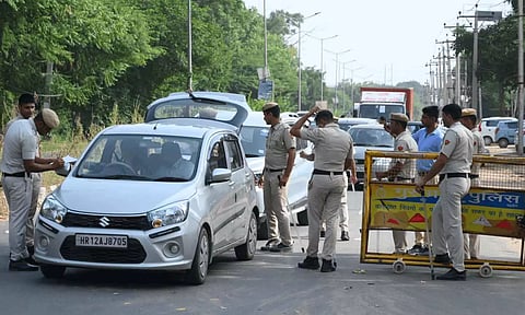 வெளிமாநில சுற்றுலா வாகனங்களை குறி வைத்து அபராதம் விதிக்கும் போலீசார்