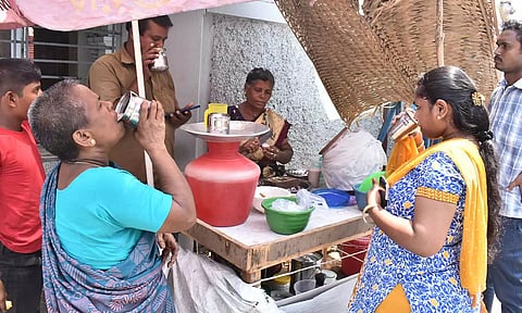 நாளுக்கு நாள் உச்சம் தொடும் வெயிலின் தாக்கம்- கம்மங்கூழ்- ஜூஸ், பழ கடைகள் அதிகரிப்பு