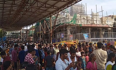 கோவில் முன்பு அலைமோதிய பக்தர்கள் கூட்டத்தின் ஒரு பகுதியை காணலாம்