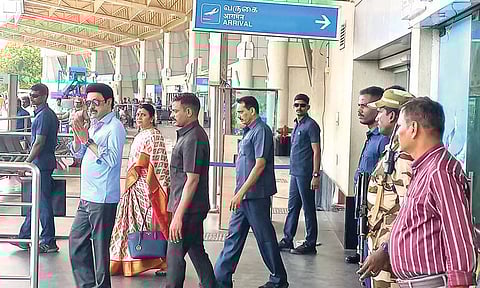 கொடைக்கானல் செல்வதற்காக குடும்பத்தினருடன் மதுரை வந்த முதலமைச்சர் மு.க.ஸ்டாலின், விமான நிலையத்தில் இருந்து வெளியே வந்த காட்சி.