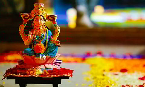 கணவனை கடவுளை போல் பாவித்த சாருமதிக்காக தோன்றிய வரலட்சுமி