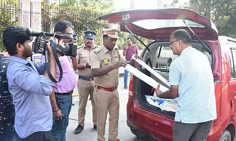 தமிழகத்தில் பறக்கும் படை சோதனை: இதுவரை ரூ.1,309 கோடி பணம், பொருட்கள் பறிமுதல்