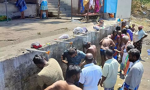 அனுமன்தீர்த்தம் ஆஞ்சநேயர் கோவிலுக்கு வரும் பக்தர்கள் குளிக்க முடியாமல் அவதி