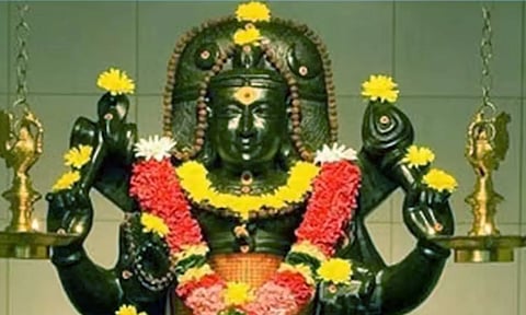 குருவை எப்படி நின்று வழிபட வேண்டும்?