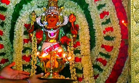 குரு பகவான் தனி சன்னதியில் விளங்கும் திருத்தேன் குடித்திட்டை