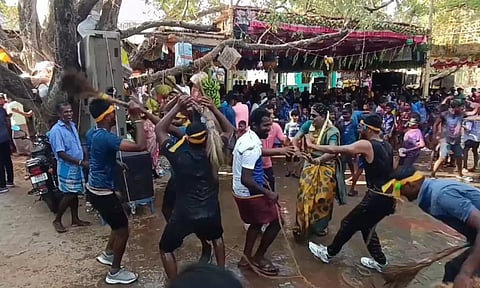 துடைப்பத்தால் அடித்து நேர்த்திக்கடன் செலுத்தும் வினோத திருவிழா