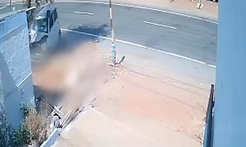 கார் மோதியதில் தூக்கி வீசப்பட்ட இளம்பெண்... வெளியான சிசிடிவி காட்சியால் பரபரப்பு