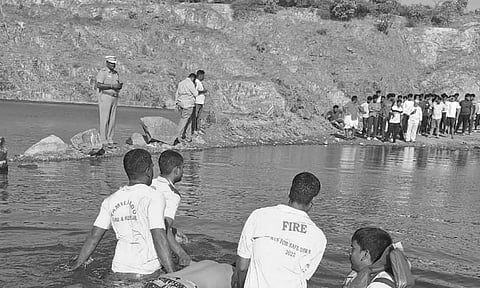 கல்குவாரியில் மூழ்கிய என்ஜினீயரிங் மாணவர் உடல் மீட்பு