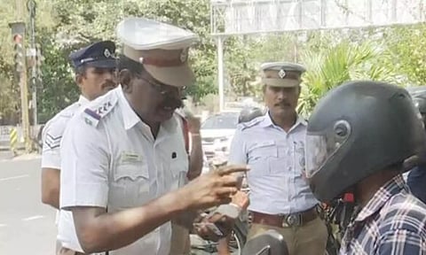 சென்னையில் வாகன நம்பர் பிளேட்களில் ஸ்டிக்கர் ஒட்டியதாக ஒரே நாளில் 471 வழக்குகள் பதிவு