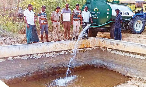 வனவிலங்குகளின் தாகம் தீர்க்க வனப்பகுதி தொட்டிகளில் தண்ணீர் நிரப்பும் பணி தீவிரம்