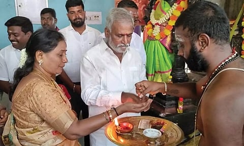 குன்னூர் தந்தி மாரியம்மன் கோவிலில் அமைச்சர் சேகர்பாபு சாமி தரிசனம்