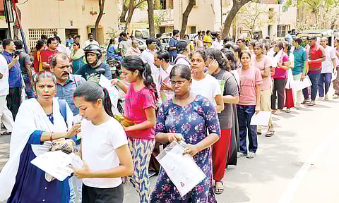 நாடுமுழுவதும் கடும் கட்டுப்பாடுகளுடன் `நீட்' தேர்வு தொடங்கியது