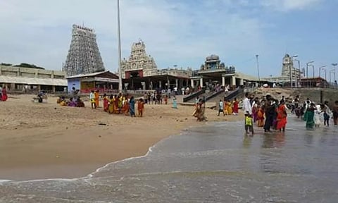 கடல் சீற்றம் எதிரொலி- திருச்செந்தூர் கடலில் குளிக்க தடை