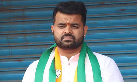 பிரஜ்வால் ரேவண்ணாவை கைது செய்ய விமானம்-ரெயில் நிலையங்களில் தீவிர கண்காணிப்பு