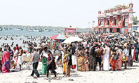 சித்திரை மாத அமாவாசை: ராமேசுவரத்தில் ஆயிரக்கணக்கான பக்தர்கள் குவிந்தனர்