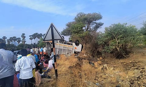 தாராபுரம் அருகே லோடு ஆட்டோ கவிழ்ந்து பெண் பலி