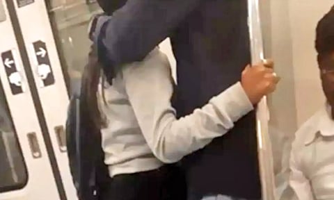 மெட்ரோ ரெயிலில் நெருக்கம் காட்டிய தம்பதி