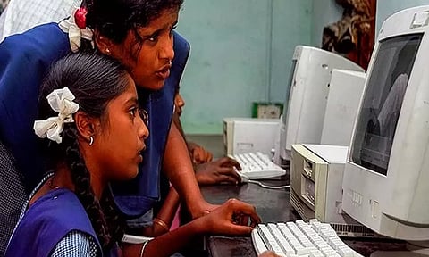 தமிழ்நாட்டில் அனைத்து அரசுப் பள்ளிகளிலும் இணையதள வசதி- தமிழக அரசு