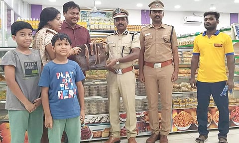 சிறை உணவகத்தில் கைப்பையை தவறவிட்ட சுற்றுலா பயணி - உரியவரிடம் ஒப்படைத்த சிறைவாசிக்கு பாராட்டு