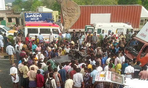 சேலம் அருகே விபத்து: லாரி, டிராக்டர், கார் அடுத்தடுத்து மோதி டிரைவர் பலி