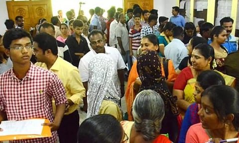 கலை அறிவியல் கல்லூரிகளில் சேர மாணவ-மாணவிகள் ஆர்வம்: பி.காம் பாடப்பிரிவுக்கு கடும் போட்டி