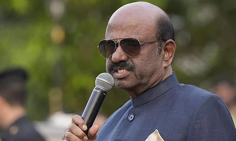 மம்தா, போலீசாருக்கு "நோ": சிசிடிவி காட்சிகளை பொதுமக்கள் 100 பேருக்கு காட்டுகிறார் கவர்னர்