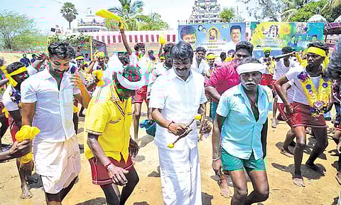 கோவில் விழாவில் நடனமாடி அசத்திய முன்னாள் அமைச்சர் விஜயபாஸ்கர்