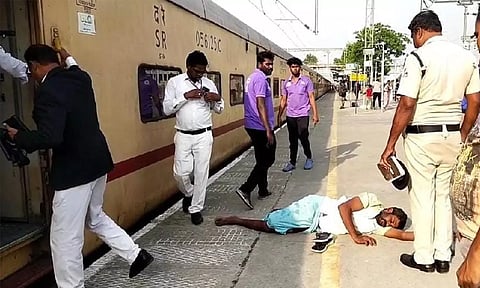 ஓடும் ரெயிலில் போதை வாலிபர் செய்த செயல்....?