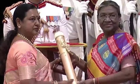 "பத்ம பூஷன் விஜயகாந்த்" - குடியரசு தலைவரிடம் விருதை பெற்றுக் கொண்டார் பிரேமலதா