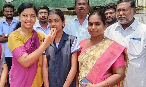 சாதனை படைத்த மாணவிக்கு பள்ளி தாளாளர், ஆசிரியர்கள் இனிப்பு வழங்கி வாழ்த்து தெரிவித்தனர்.