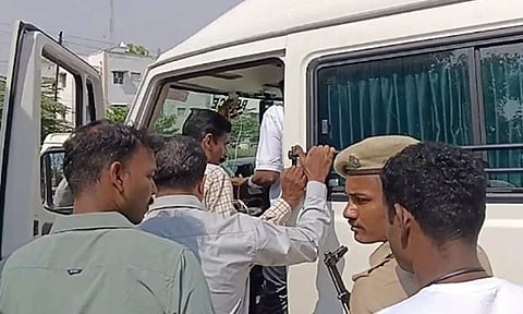 சென்னைக்கு பலத்த போலீஸ் பாதுகாப்புடன் சவுக்கு சங்கர் அழைத்து செல்லப்பட்ட காட்சி.