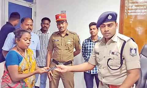 கணவருக்கு வாங்கிக்கொடுத்த ரூ.47,000 செல்போன் திருட்டு - மீட்டு கொடுத்த போலீசாருக்கு நரிக்குறவ பெண் பாராட்டு