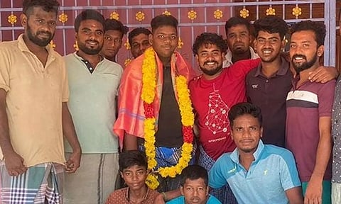 10ம் வகுப்பில் குறைந்தபட்ச தேர்ச்சி மதிப்பெண் பெற்ற மாணவனை கொண்டாடிய ஊர் மக்கள்