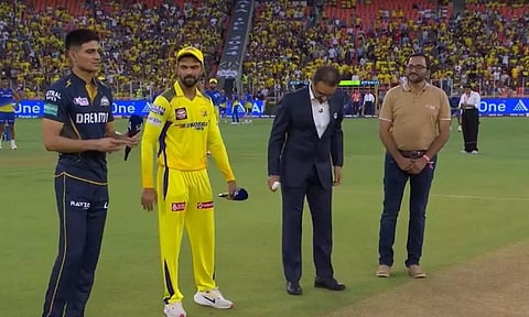 அப்பாடா ருதுராஜ் டாஸ் ஜெயிச்சிட்டாரு... குஜராத்துக்கு எதிராக சிஎஸ்கே பந்து வீச்சு தேர்வு