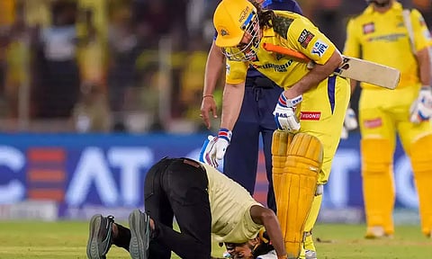 காலில் விழுந்த ரசிகர் - ஜாலியாக விளையாடிய தோனி - வீடியோ வைரல்