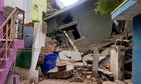 பழைய அஸ்திவாரத்தில் கட்டப்பட்ட 2 மாடி கட்டடம் இடிந்து விபத்து