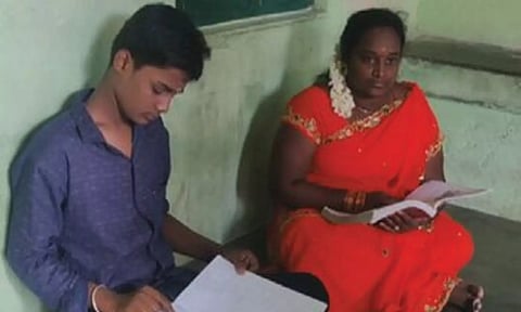 'இது அம்மா கணக்கு': தாயும் மகனும் 10-ம் வகுப்பில் ஒன்றாக படித்து தேர்ச்சி