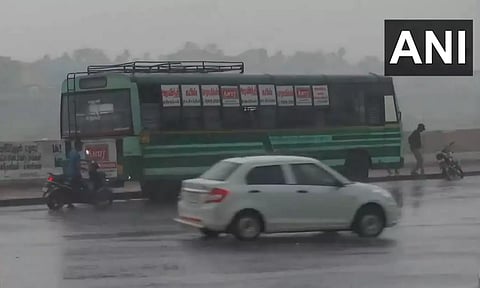 மதுரையில் வெளுத்து வாங்கும் மழை- வைகை கரையோர மக்களுக்கு வெள்ள அபாய எச்சரிக்கை