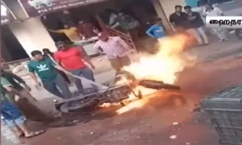 பைக் தீப்பிடித்து பெட்ரோல் டேங்க் வெடித்ததால் பரபரப்பு