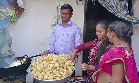 10ம் வகுப்பு தேர்வில் சாதித்த பானிபூரி வியாபாரியின் மகள்