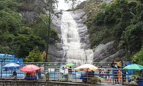 கொடைக்கானலில் நீண்ட நாட்களுக்கு பிறகு வெள்ளிநீர் வீழ்ச்சியில் ஆர்ப்பரித்து கொட்டிய தண்ணீர்