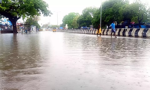 ராமேசுவரத்தில் சூறாவளி காற்றுடன் விடிய விடிய பெய்த கனமழை