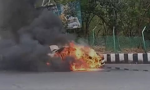 திருப்பதி மலை அடிவாரத்தில் திடீரென தீப்பிடித்து எரிந்த கார்